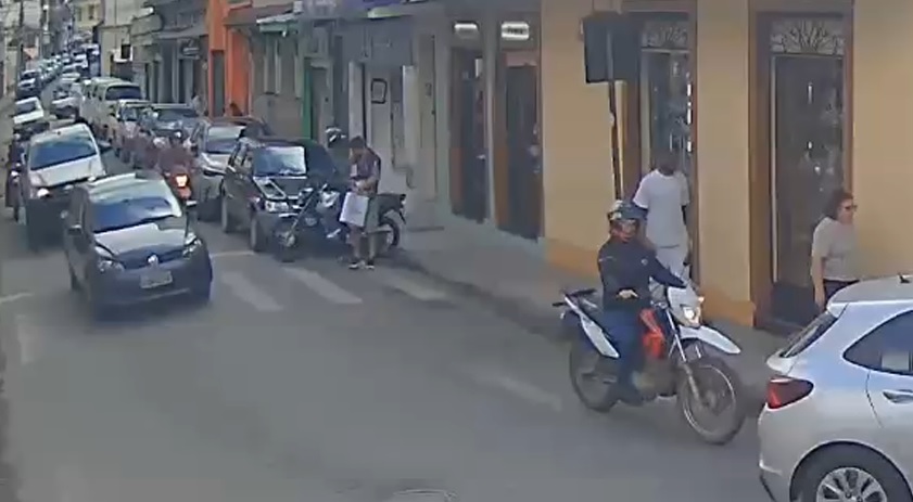 Vídeo: motociclista tem capacete furtado no Centro de Santos Dumont